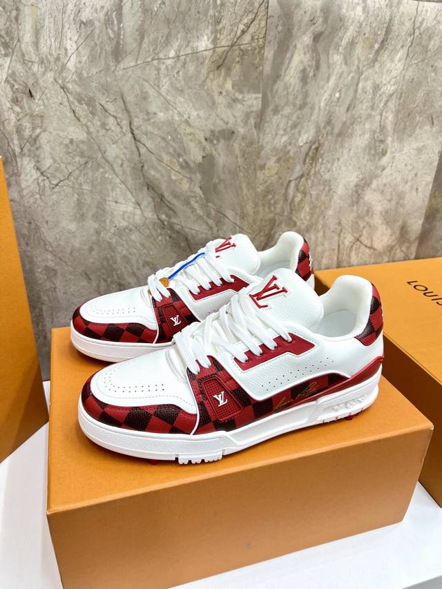 超酷新款高尔夫lv Trainer 系列运动鞋出货 本款 Lv Trainer 运动鞋出自路易威登与 Tyler 合作系列，令 Monogram 图案和品牌标识